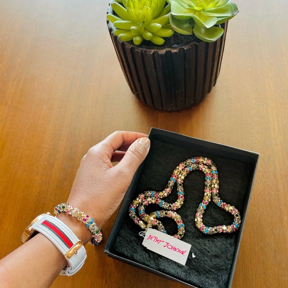 Meet Your Posher/Buyer - Picture 13 of 16